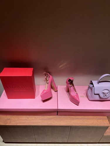 Women 𝑉*𝐴𝐿𝐸𝑁𝑇𝐼𝑁𝑂 Top Sneakers