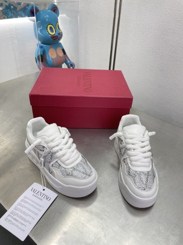 Women 𝑉*𝐴𝐿𝐸𝑁𝑇𝐼𝑁𝑂 Top Sneakers