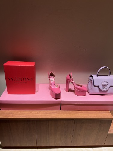 Women 𝑉*𝐴𝐿𝐸𝑁𝑇𝐼𝑁𝑂 Top Sneakers