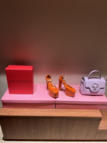 Women 𝑉*𝐴𝐿𝐸𝑁𝑇𝐼𝑁𝑂 Top Sneakers