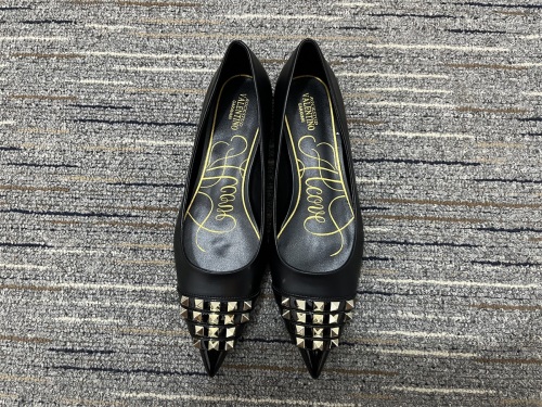 Women 𝑉*𝐴𝐿𝐸𝑁𝑇𝐼𝑁𝑂 Top Sneakers