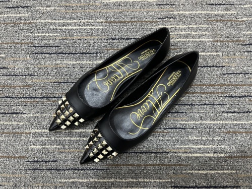 Women 𝑉*𝐴𝐿𝐸𝑁𝑇𝐼𝑁𝑂 Top Sneakers
