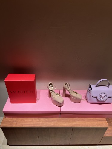 Women 𝑉*𝐴𝐿𝐸𝑁𝑇𝐼𝑁𝑂 Top Sneakers