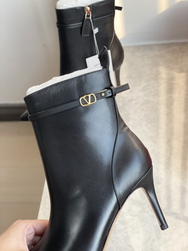 Women 𝑉*𝐴𝐿𝐸𝑁𝑇𝐼𝑁𝑂 Top Sneakers