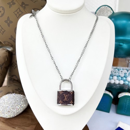 Louis Vuitton Luxury Men Womens Necklace XP574