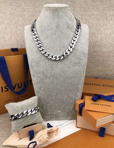 Louis Vuitton Luxury Men Womens Necklace