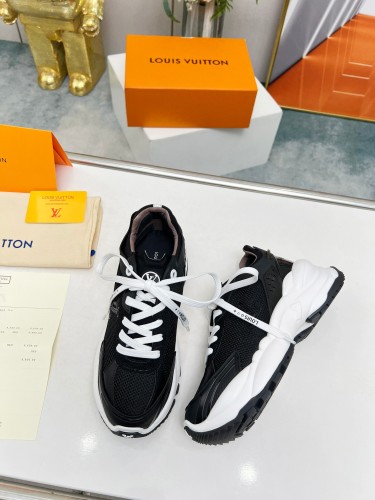 Louis Vuitton Womens Shoes Sneakers Lace-Up Luxury Brand Fashion LV Run 55 Sneaker with Original Box 1ACGOQ  
