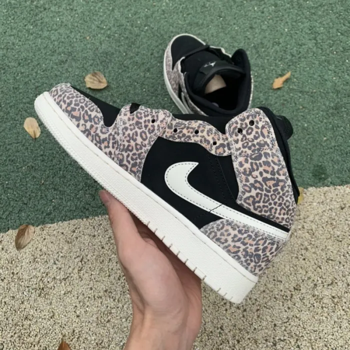 Authentic Jordan 1 Mid Shoes087