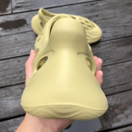 Yeezy Foam RNNR Sulfur GV6775