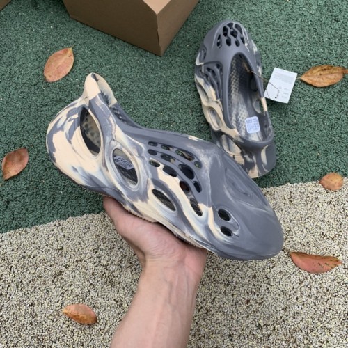 Yeezy Foam RNNR GV7904