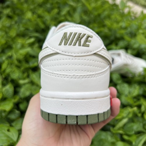 Nike Dunk Low x supreme