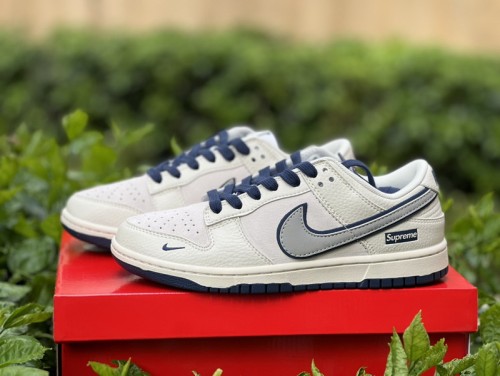Nike Dunk Low x supreme