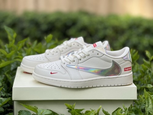 Nike Dunk Low x supreme