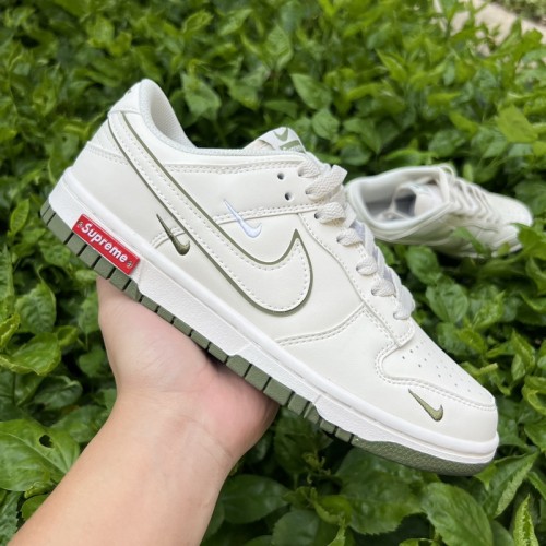Nike Dunk Low x supreme