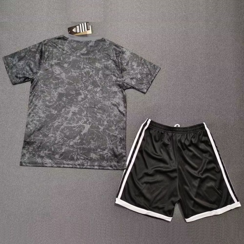 24/25 Manchester United blackstone version kids kit