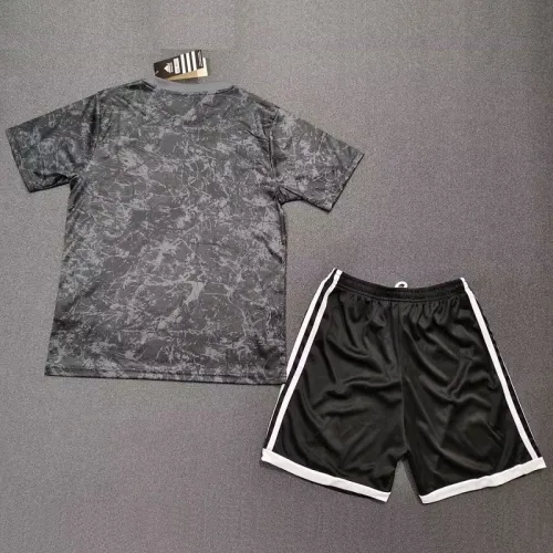 24/25 Manchester United blackstone version kids kit