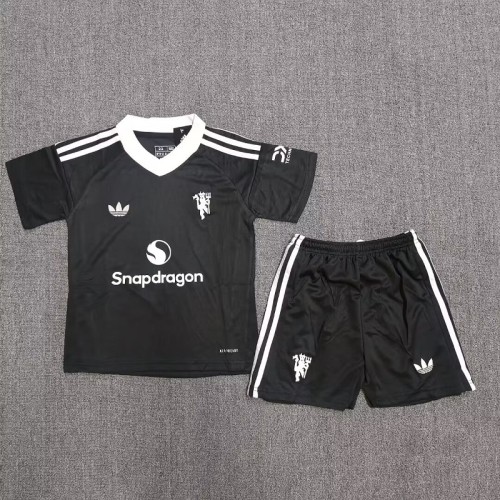 24/25 Manchester United black goalkeeper kids kit