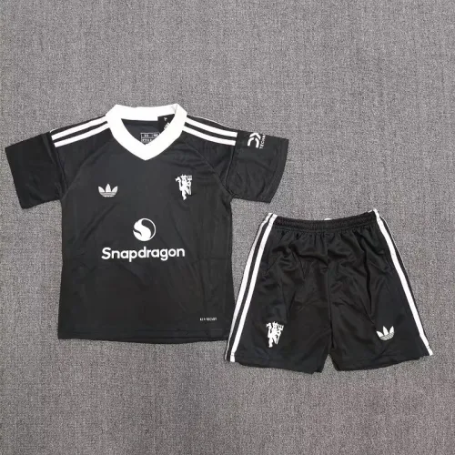 24/25 Manchester United black goalkeeper kids kit