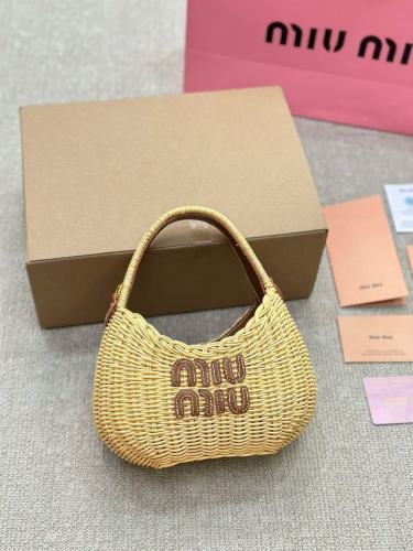 Weave a shoulder bag for women，4A quality，with box, size 12*12cm,B68-59