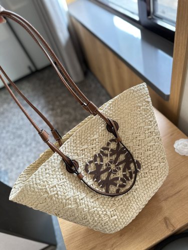 Straw bag ,3A , size 28x25cm ,no box,  B68-6099-6103