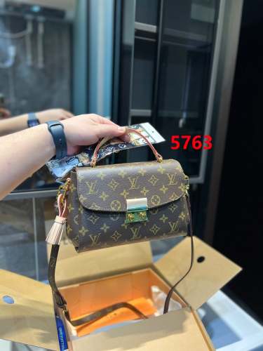 Split leather bag , 3A, no box, size 22.5*16cm , B68-5763-2765