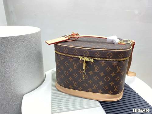 size:31*21cm split leather,AAAA,no box,Cosmetic bag，B75-2101