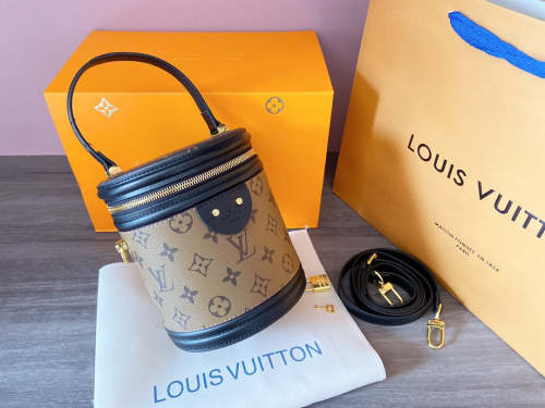 Split leather  bag , AAA, no box , size 15*20cm, B50-1807
