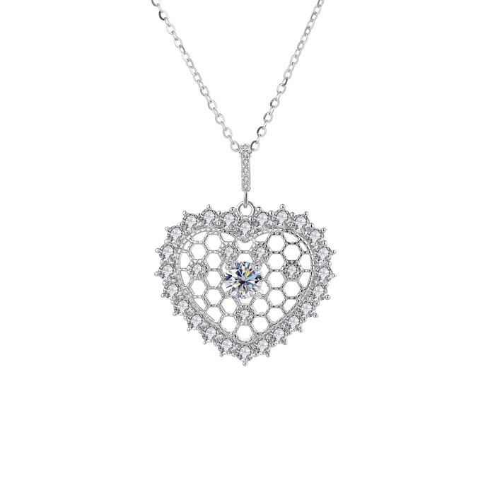 Sterling silver moissanite heart necklace with zircon heart pendant, fashionable jewelry, simple micro-pave heart-shaped clavicle chain.