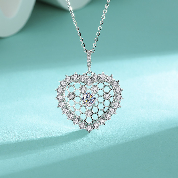 Sterling silver moissanite heart necklace with zircon heart pendant, fashionable jewelry, simple micro-pave heart-shaped clavicle chain.