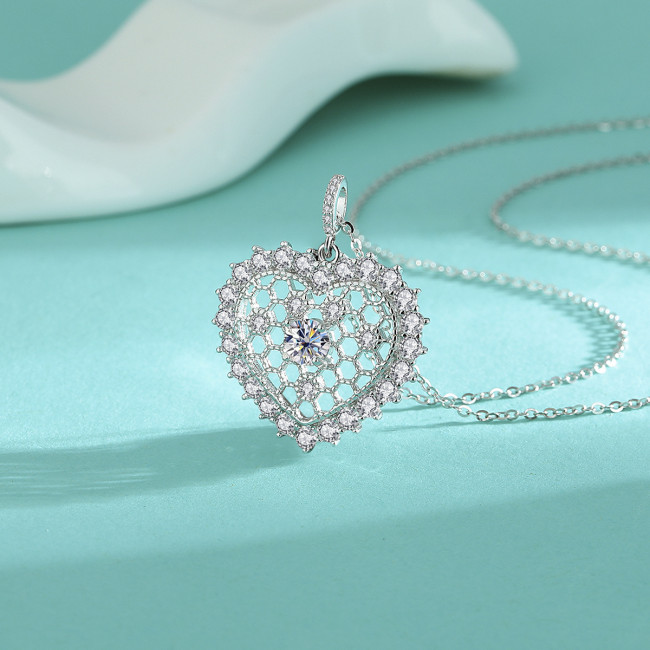 Sterling silver moissanite heart necklace with zircon heart pendant, fashionable jewelry, simple micro-pave heart-shaped clavicle chain.