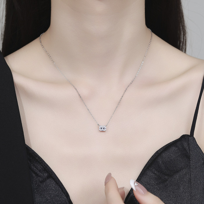 S925 sterling silver necklace with emerald and moissanite square pendant, a niche, affordable luxury minimalist clavicle chain.