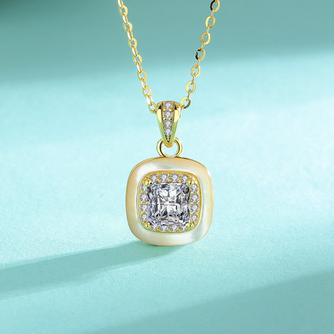New 1-carat necklace, minimalist design, featuring a sugar cube moissanite pattern and luxurious S925 sterling silver gold-plated clavicle chain.