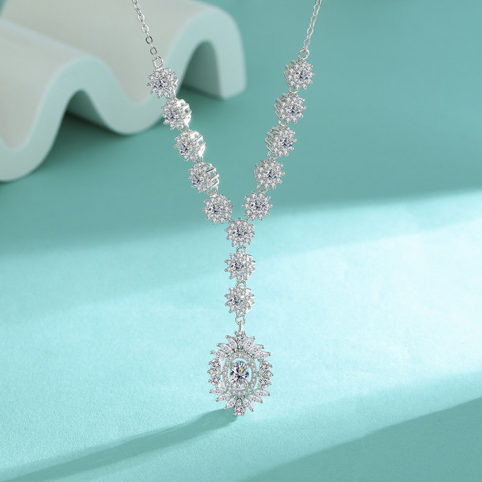 S925 sterling silver new sunflower moissanite necklace, elegant, fashionable, and sophisticated clavicle chain.