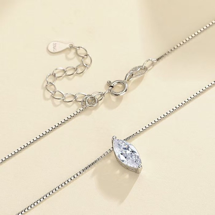 S925 sterling silver women's teardrop-shaped elegant clavicle necklace, versatile style, inlaid with marquise moissanite.