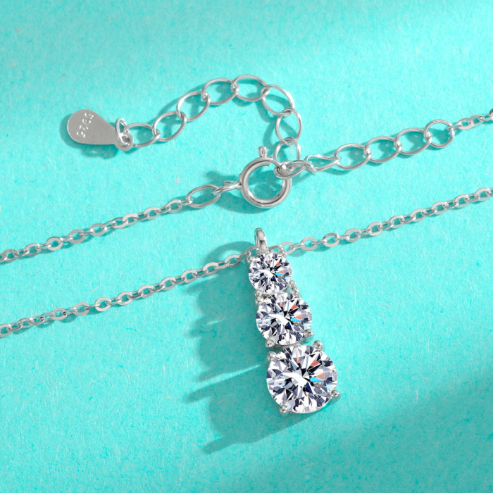 S925 Sterling Silver Moissanite Three-Diamond Pendant: A niche, high-end, understated luxury silver accessory; a simple and stylish necklace.