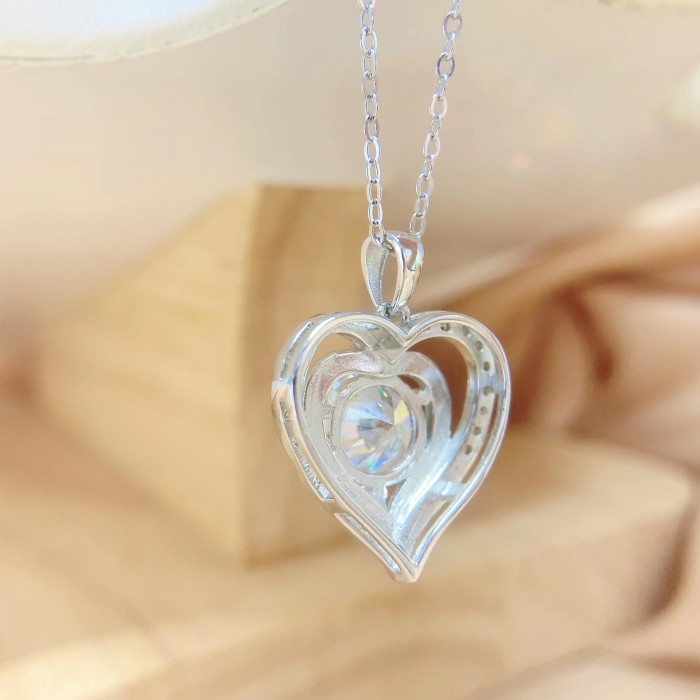 S925 Sterling Silver Moissanite Edge Diamond Large Heart Necklace, Fashionable High-End Clavicle Chain with Heart-Shaped Pendant