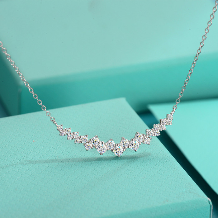 New S925 sterling silver moissanite necklace, elegant and stylish pendant, simple and sweet, a perfect clavicle chain for women.