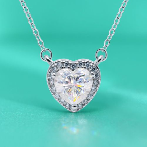 Moissanite and diamond heart necklace for women, S925 sterling silver, understated luxury, openwork heart-shaped pendant, micro-pavement, niche design, clavicle chain.