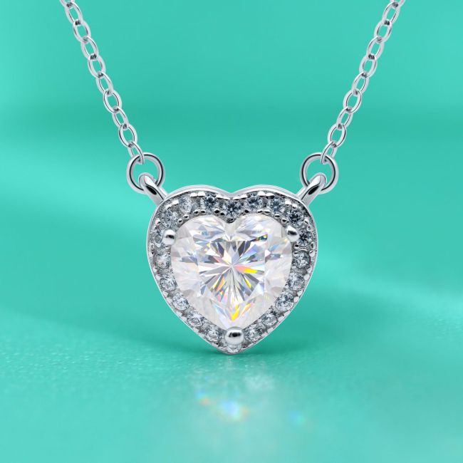 Moissanite and diamond heart necklace for women, S925 sterling silver, understated luxury, openwork heart-shaped pendant, micro-pavement, niche design, clavicle chain.