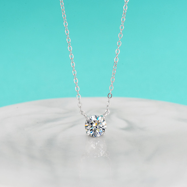 Minimalist four-prong S925 sterling silver moissanite necklace, niche design, understated luxury, single diamond clavicle chain.