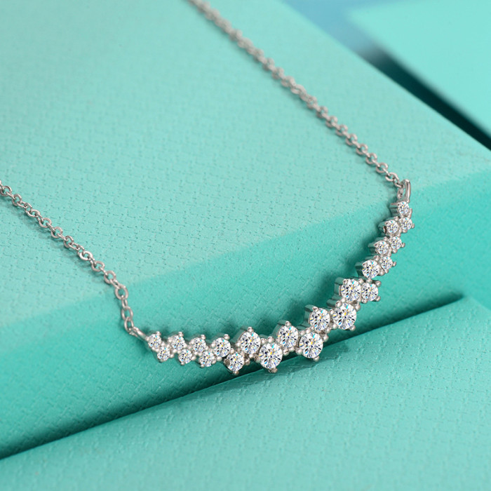 New S925 sterling silver moissanite necklace, elegant and stylish pendant, simple and sweet, a perfect clavicle chain for women.