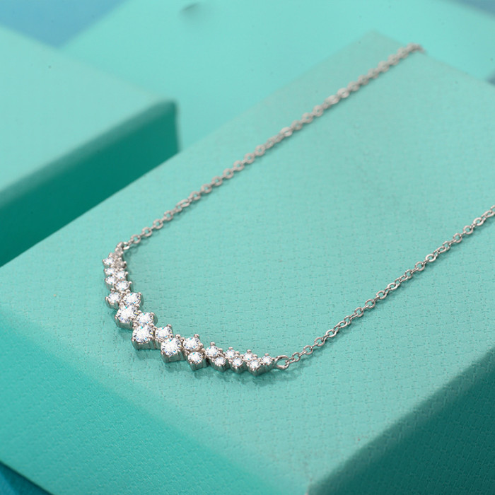 New S925 sterling silver moissanite necklace, elegant and stylish pendant, simple and sweet, a perfect clavicle chain for women.