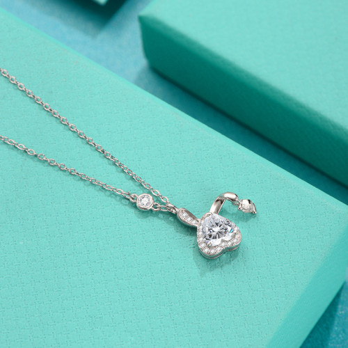 Moissanite S925 sterling silver pendant, fashionable, versatile, understated luxury, niche clavicle chain