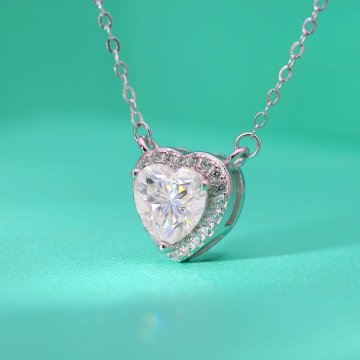 Moissanite and diamond heart necklace for women, S925 sterling silver, understated luxury, openwork heart-shaped pendant, micro-pavement, niche design, clavicle chain.