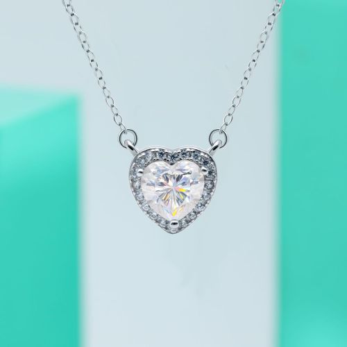 Moissanite and diamond heart necklace for women, S925 sterling silver, understated luxury, openwork heart-shaped pendant, micro-pavement, niche design, clavicle chain.