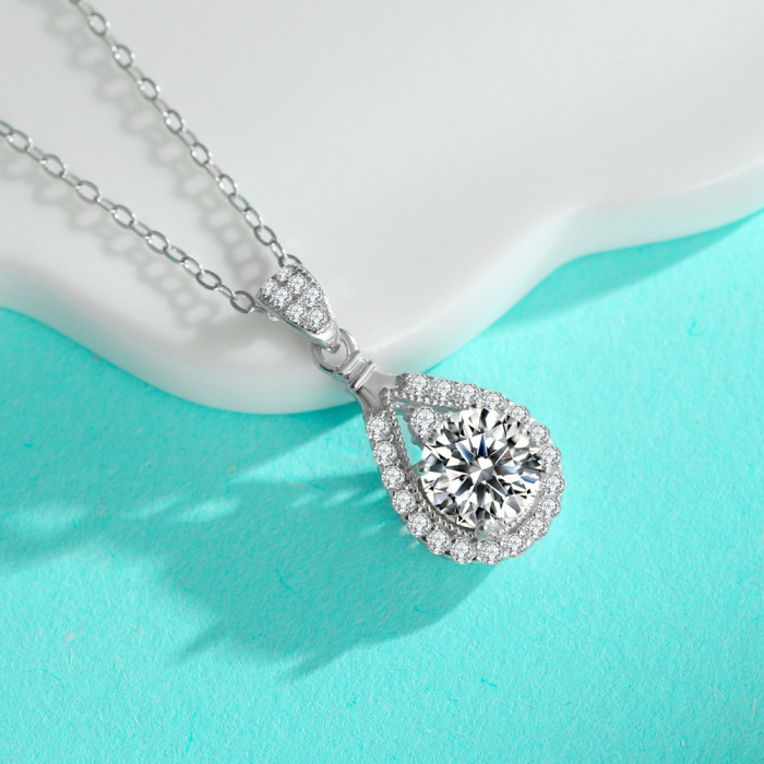 Colorful moissanite pendant necklace, S925 sterling silver, teardrop-shaped necklace, simple and luxurious style.