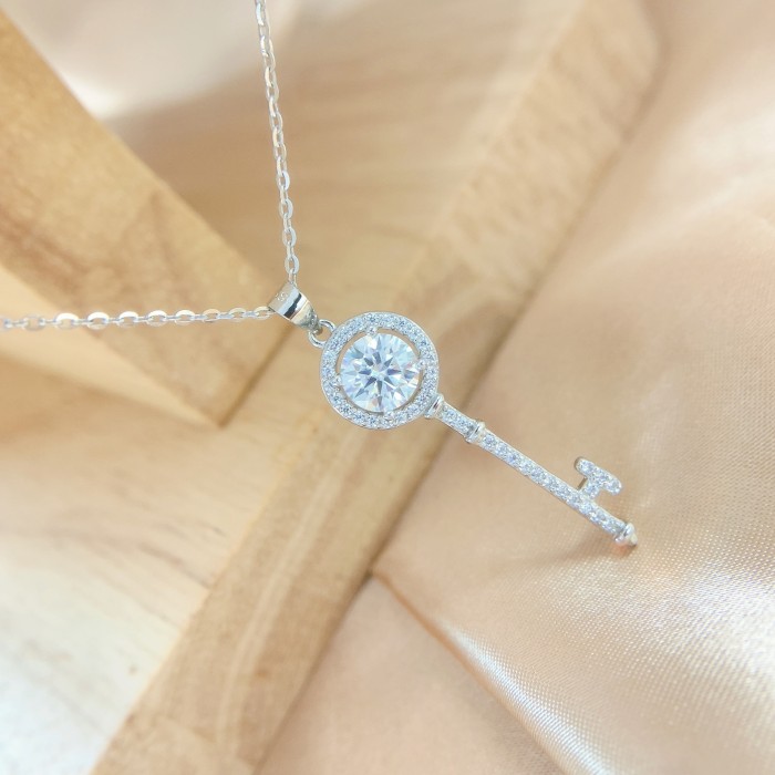 S925 Sterling Silver Moissanite Key Necklace: A luxurious, stylish, and versatile clavicle chain.
