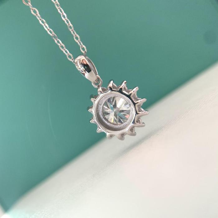 925 Sterling Silver Luxury Niche Moissanite Pendant Sunflower Necklace for Women, High-End Versatile Snowflake Clavicle Chain Jewelry for Women