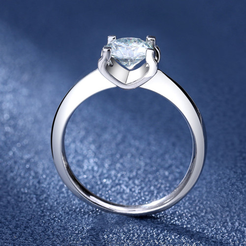 Pure Silver S925 Moissanite Bull Head Ring for Women, D Color Four-Claw Diamond Ring, Fashionable Classic Band