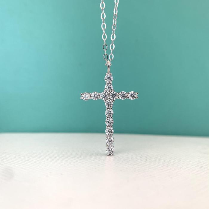 Sterling silver S925, niche style, full diamond cross pendant, hip-hop design necklace, unisex, light luxury neck accessory, trendy and unique.